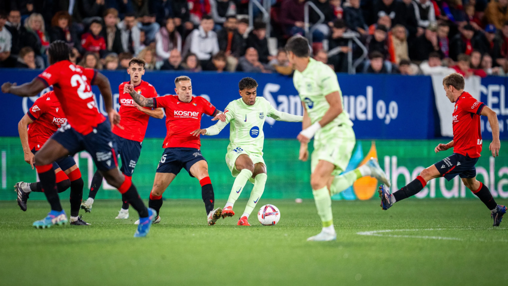 Lamine Yamal, rodeado de rivales de Osasuna