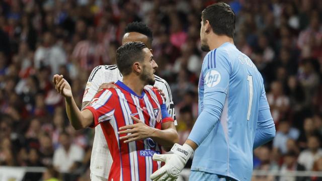 Koke dialoga con Courtois durante el derbi madrileño celebrado en el Metropolitano