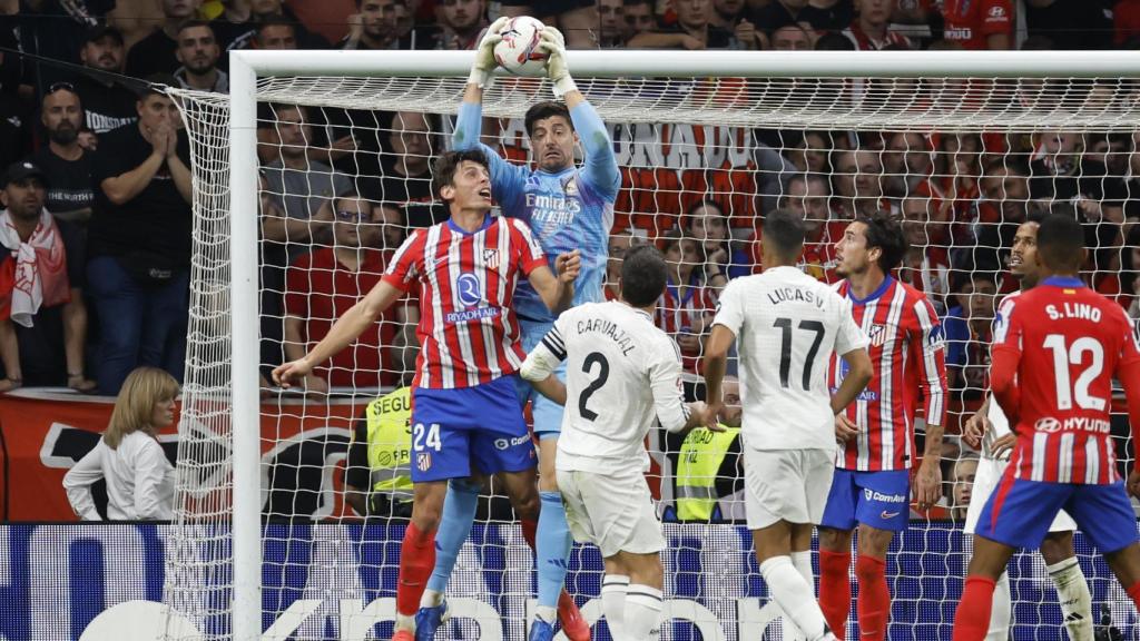 Courtois atrapa el balón ante la presencia de Le Normand en el empate del Real Madrid contra el Atlético