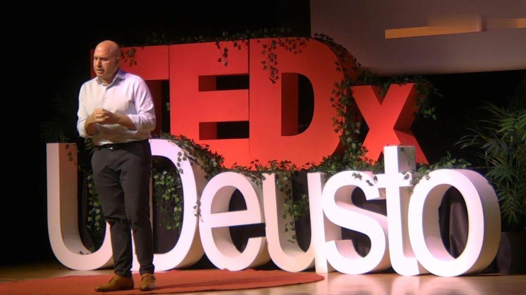 Jon Segovia en una conferencia en el TED, junto a Deusto