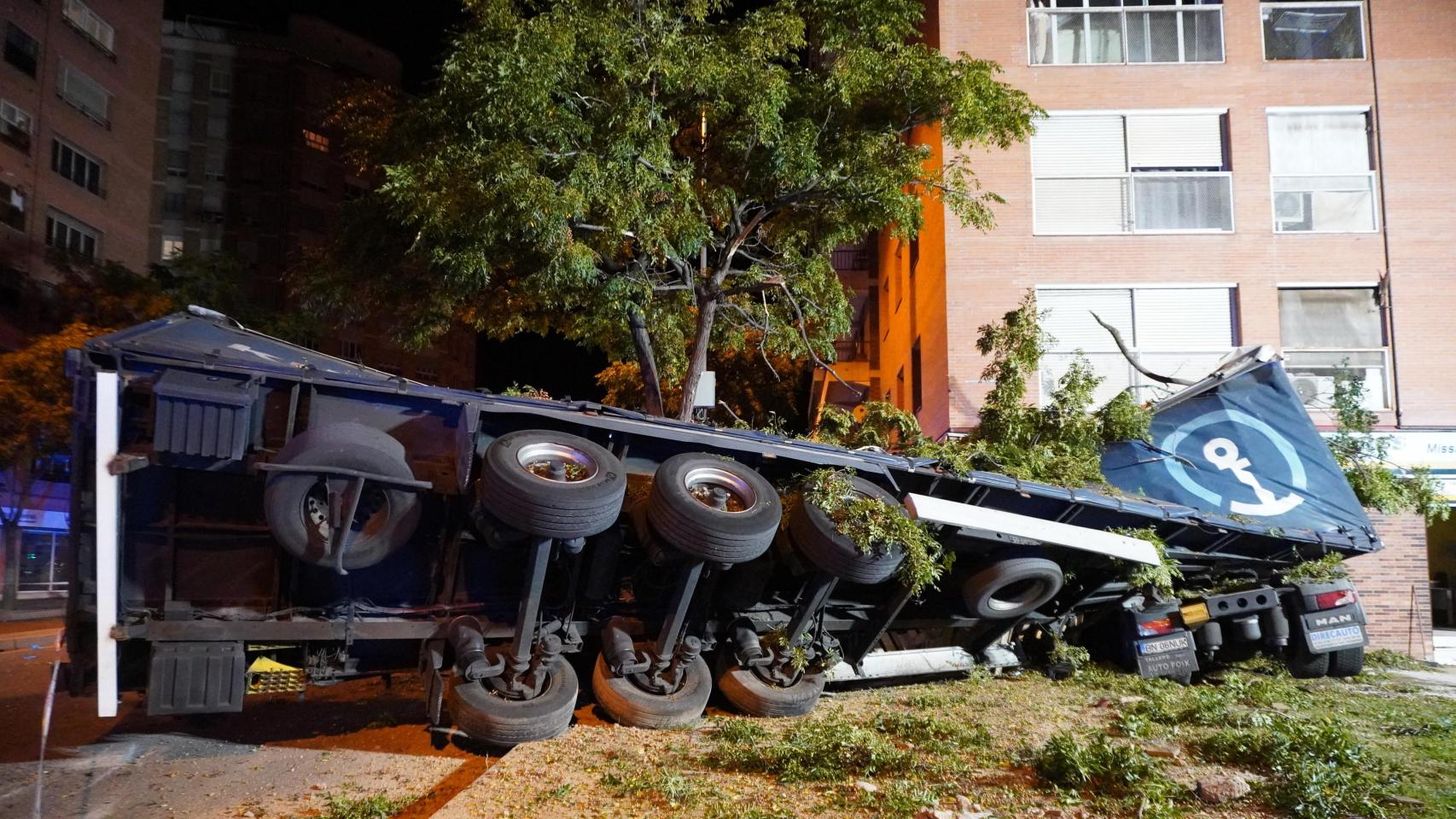 El camión implicado en el accidente, tras colisionar contra el edificio