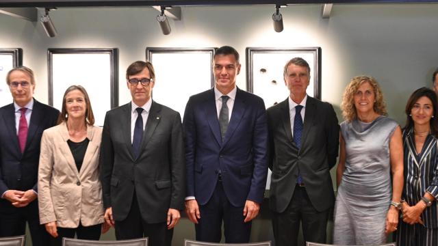 El presidente del Gobierno, Pedro Sánchez, y el de la Generalitat, Salvador Illa, con miembros de la junta directiva del Cercle d'Economia