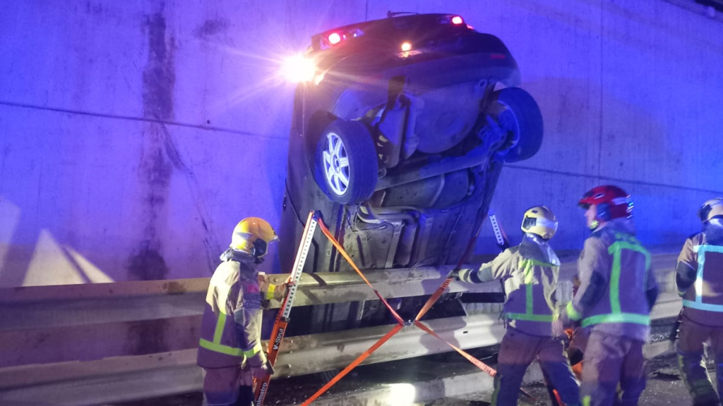 El coche accidentado, tras salirse de la vía en la N-340