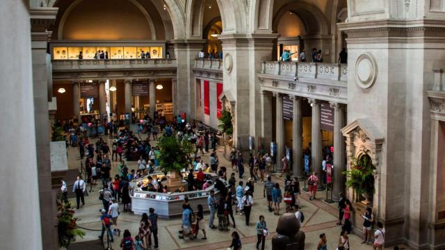 Personas en un museo