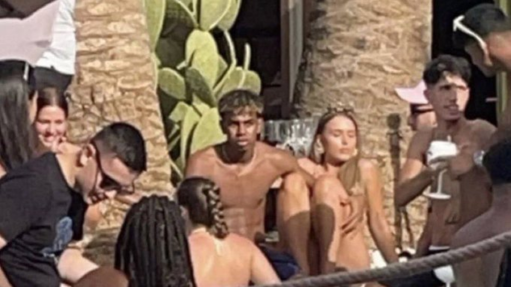 Lamine Yamal junto a una chica en Marbella