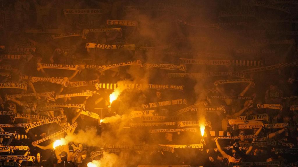 Los aficionados del Young Boys encienden bengalas en Montjuïc