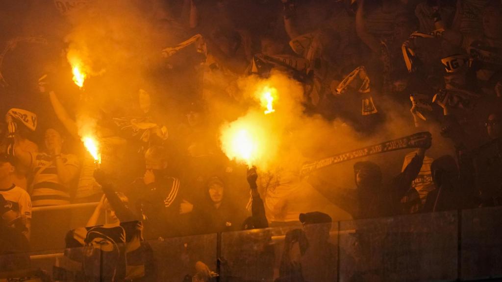 Bengalas en Montjuïc encendidas por los aficionados del Young Boys