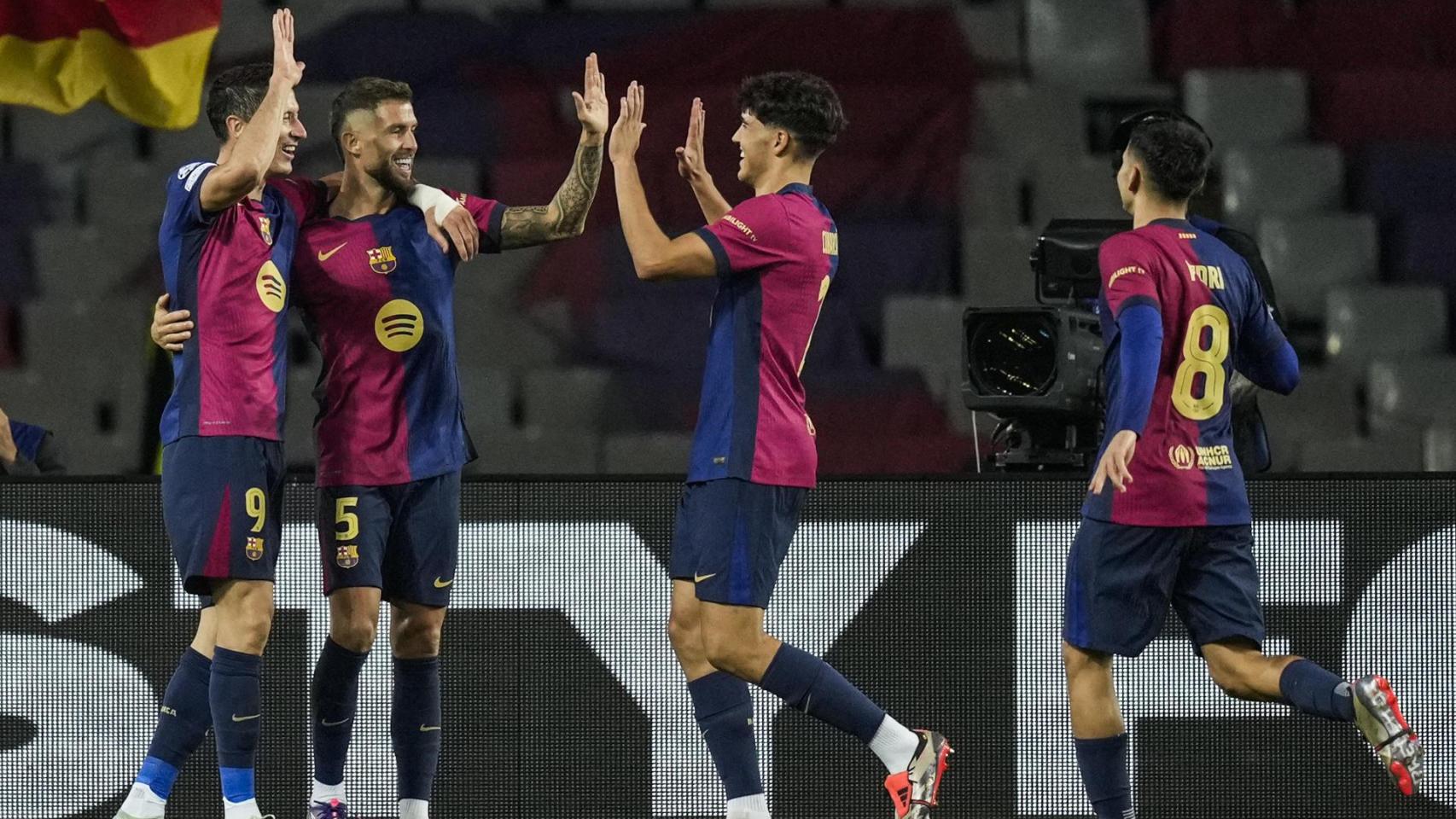 Los jugadores del Barça celebran el cuarto gol, marcado por Lewadowski