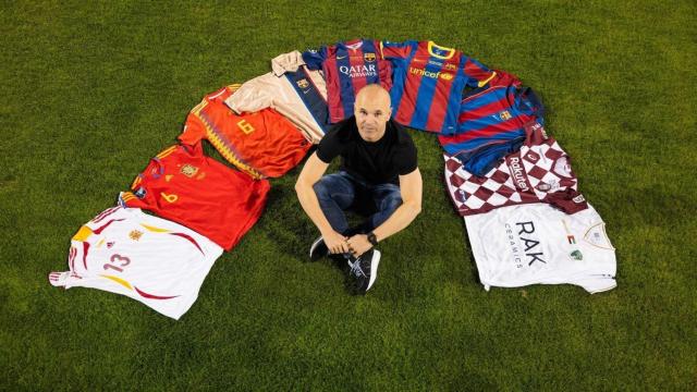 Andrés Iniesta, con algunas de las camisetas con las que ha jugado