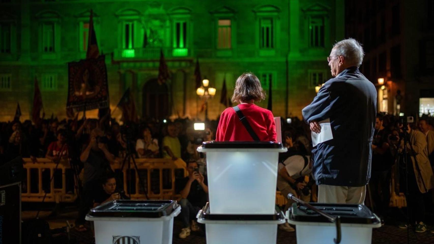 Protesta de los CDR y la ANC con motivo del séptimo aniversario del 1-O, frente al Palau de la Generalitat, en Barcelona