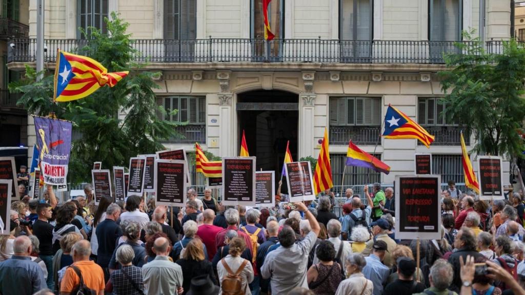 Concentración secesionista para pedir el cierre de la comisaría de la Policía Nacional en la Vía Laietana de Barcelona