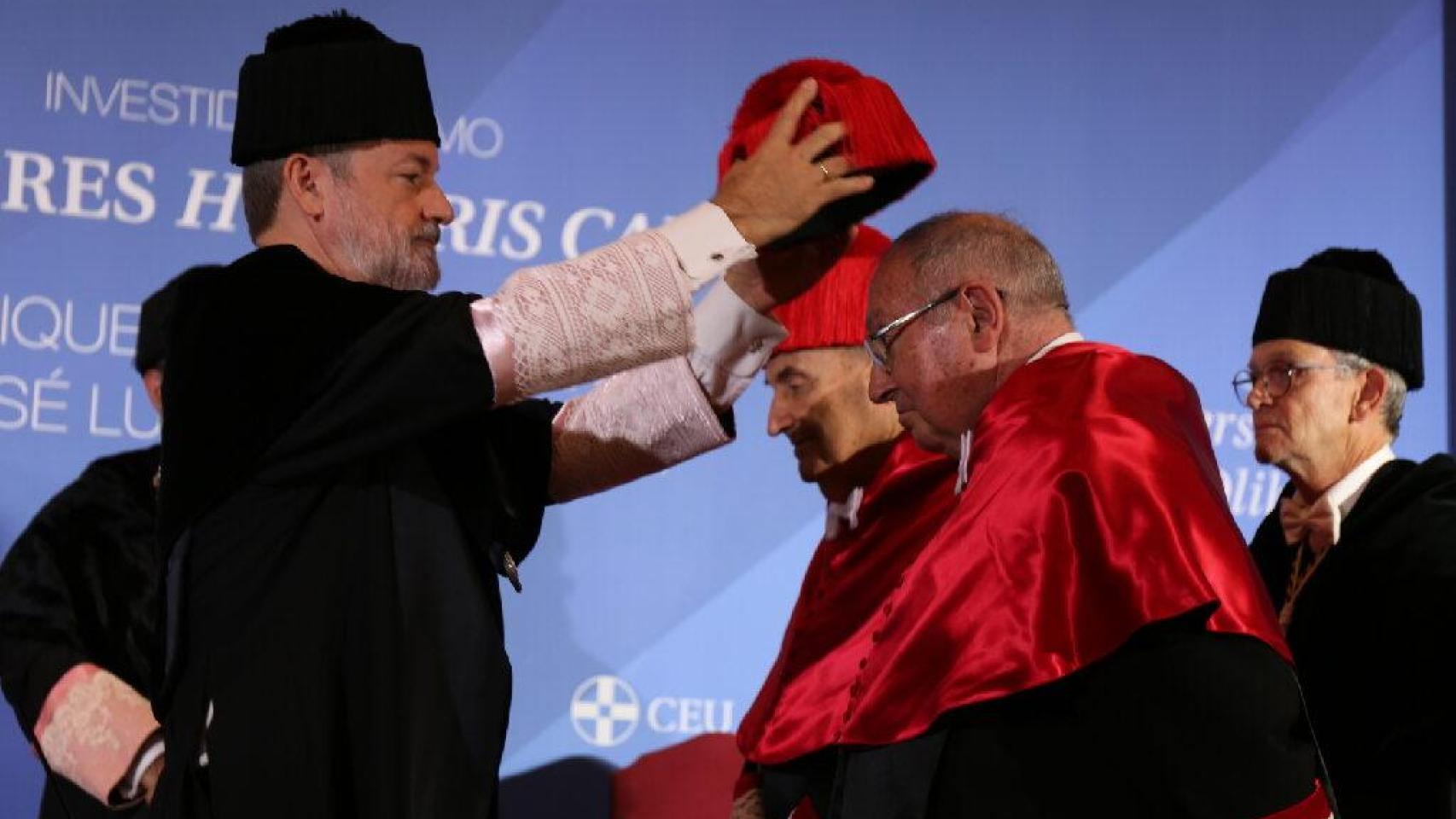 El ponente de la Constitución Miquel Roca Junyent y el presidente de la Cámara de Comercio de España, José Luis Bonet, en su investidura como doctorados Honoris causa por la UAO CEU