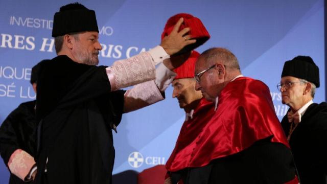 El ponente de la Constitución Miquel Roca Junyent y el presidente de la Cámara de Comercio de España, José Luis Bonet, en su investidura como doctorados Honoris causa por la UAO CEU