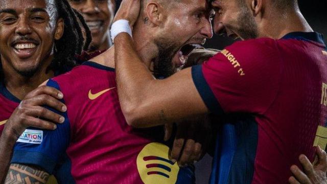 Iñigo Martínez celebra su primer gol con el Barça junto a Koundé y Ferran