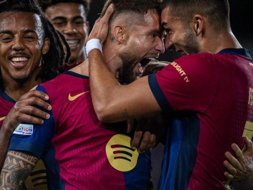 Iñigo Martínez celebra su primer gol con el Barça junto a Koundé y Ferran