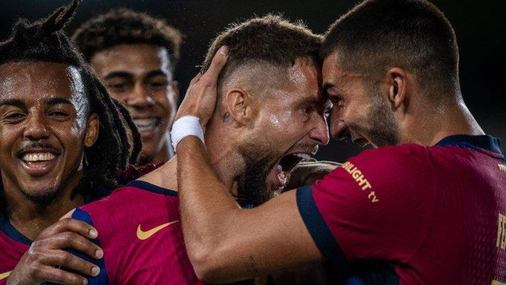 Iñigo Martínez celebra su primer gol con el Barça junto a Koundé y Ferran