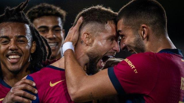 Iñigo Martínez celebra su primer gol con el Barça junto a Koundé y Ferran