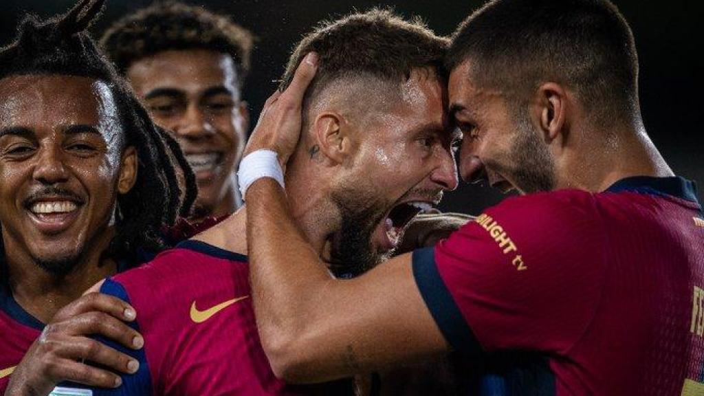 Iñigo Martínez celebra su primer gol con el Barça junto a Koundé y Ferran