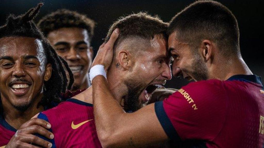 Iñigo Martínez celebra su primer gol con el Barça junto a Koundé y Ferran