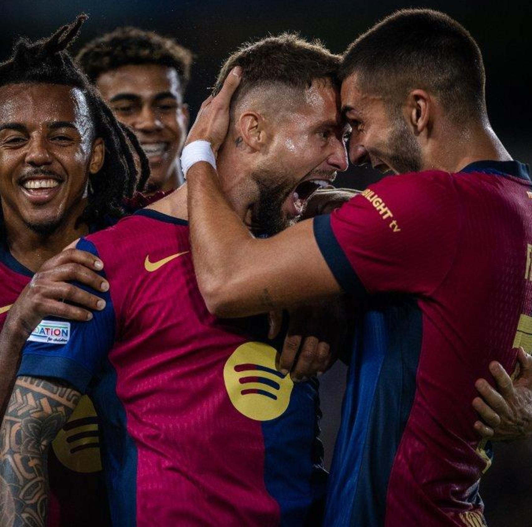 Iñigo Martínez celebra su primer gol con el Barça junto a Koundé y Ferran