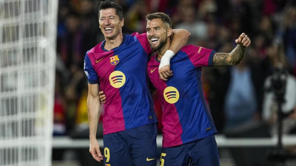 Iñigo Martínez celebra su gol con Lewandowski