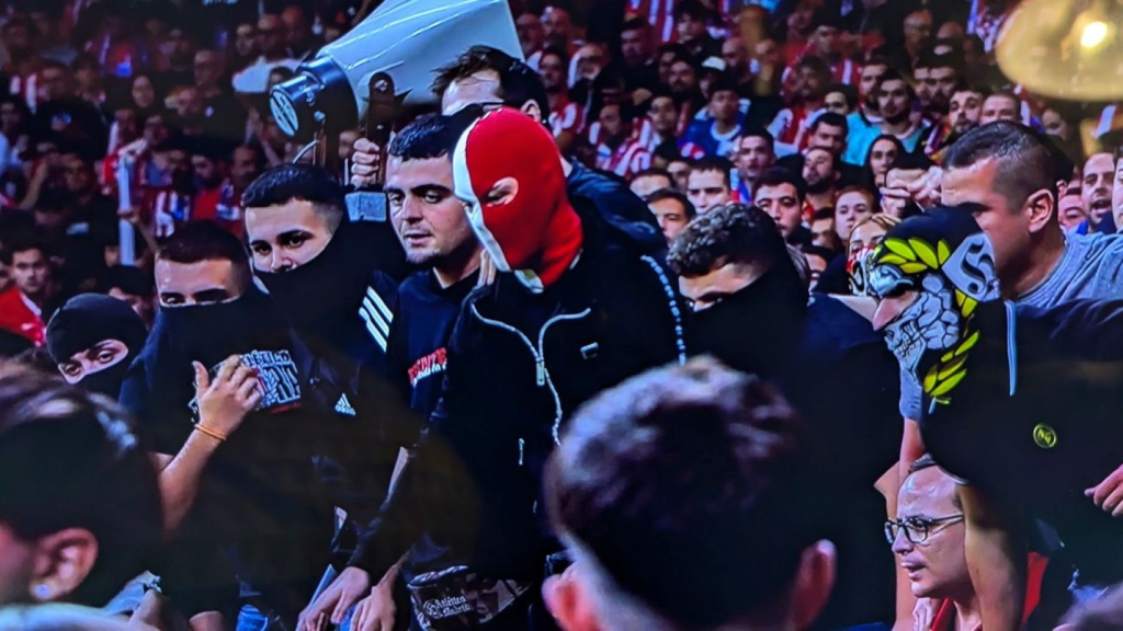 Ultras del Atlético de Madrid durante el derbi