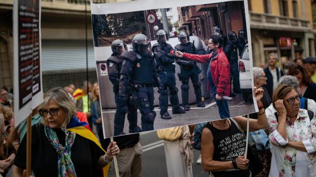 Decenas de personas durante una concentración de ANC el 1 de octubre