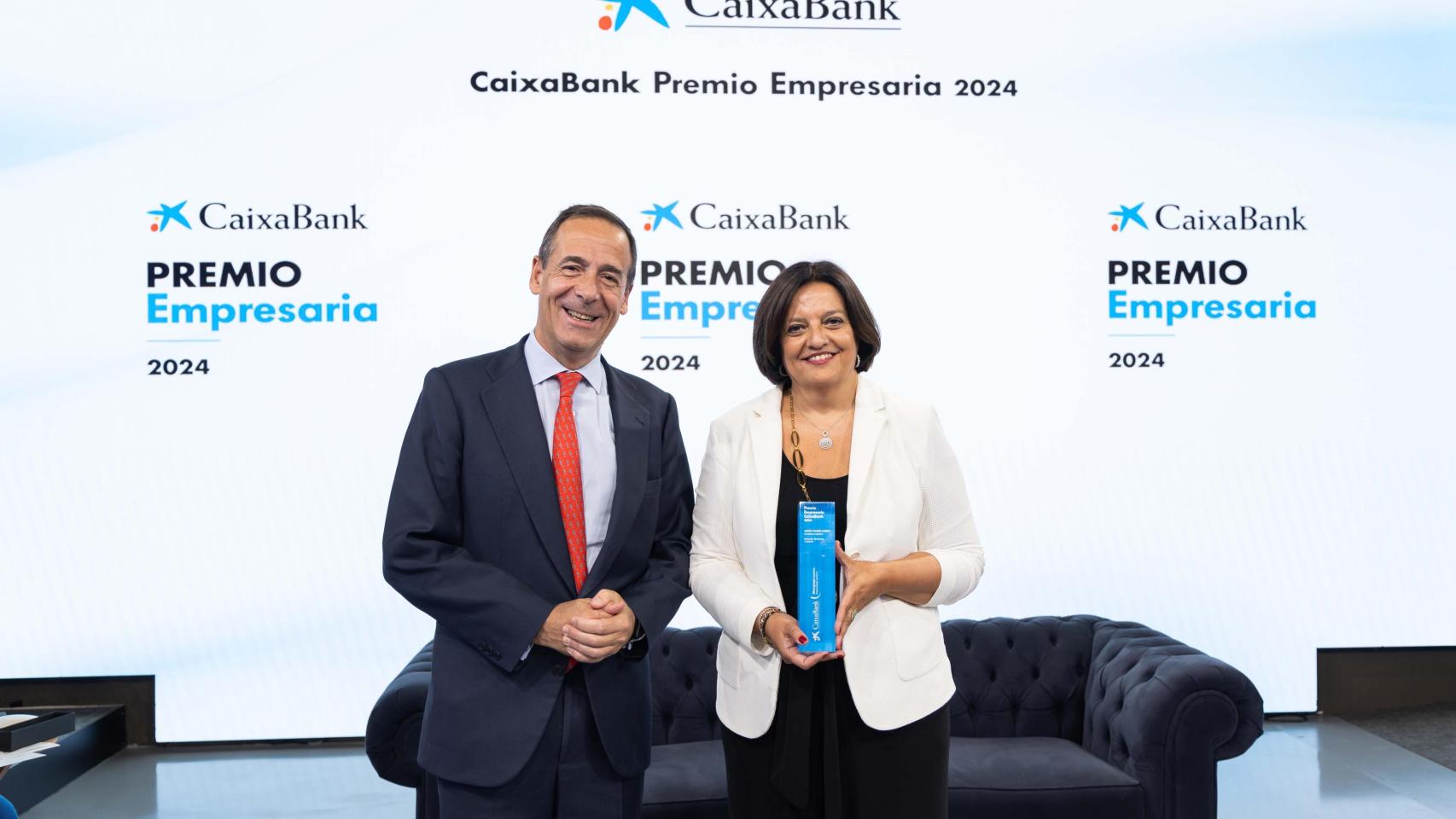 Gonzalo Gortázar, CEO de CaixaBank y Judith Viader, ganadora nacional del ‘CaixaBank Premio Empresaria’ 2024