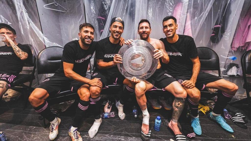 Jordi Alba, Luis Suárez, Leo Messi y Sergio Busquets celebran la Supporter's Shield