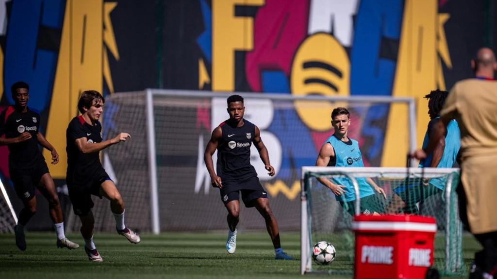 Los jugadores del Barça, durante un ejercicio de entrenamiento