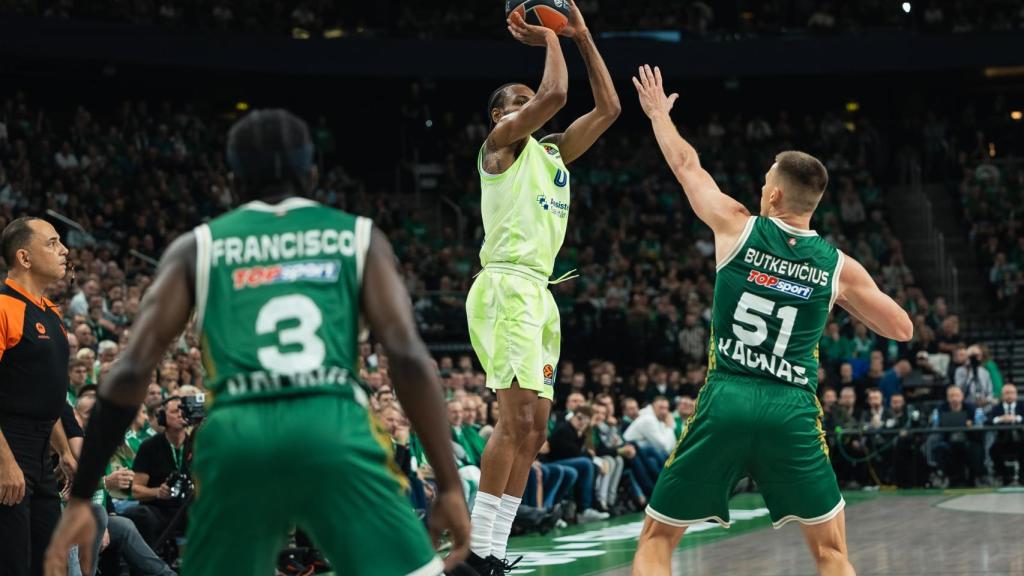 Kevin Punter lanza a canasta en el partido de Euroliga contra el Zalgiris