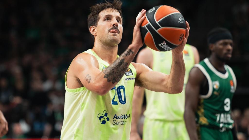 Nico Laprovittola lanza un tiro libre ante el Zalgiris en Euroliga