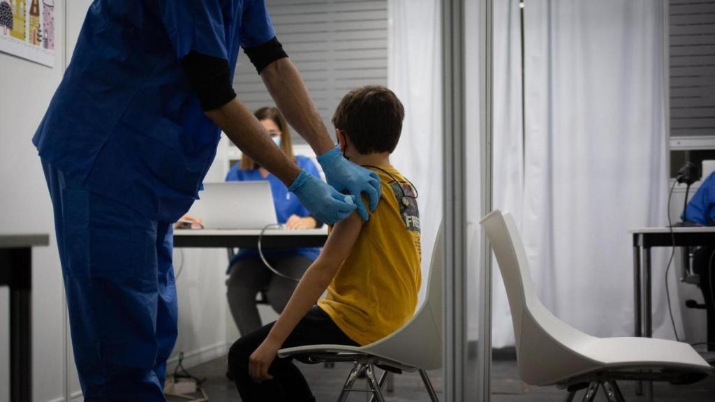 Imagen de un paciente infantil con un pediatra en Barcelona