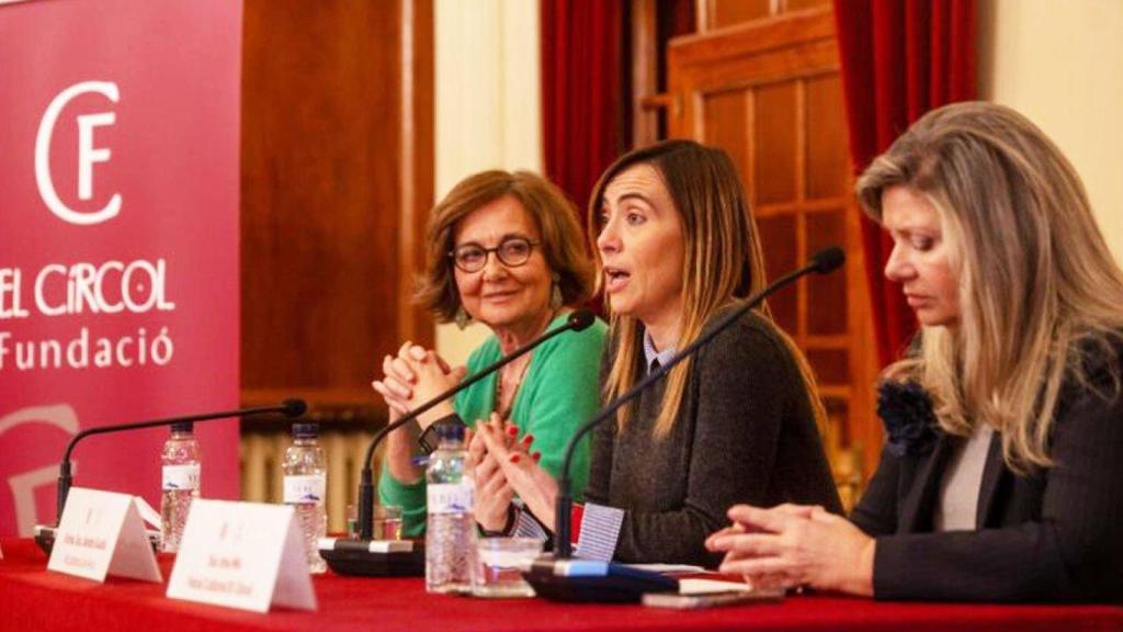 La alcaldesa Sandra Guaita (c), en un acto público en Reus