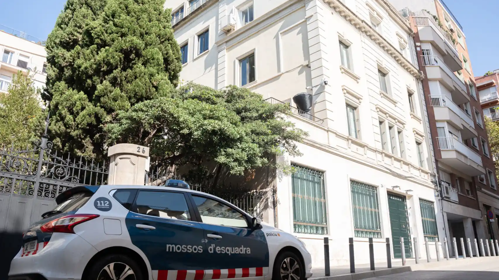 Imagen de la sinagoga de la calle Avenir con protección policial