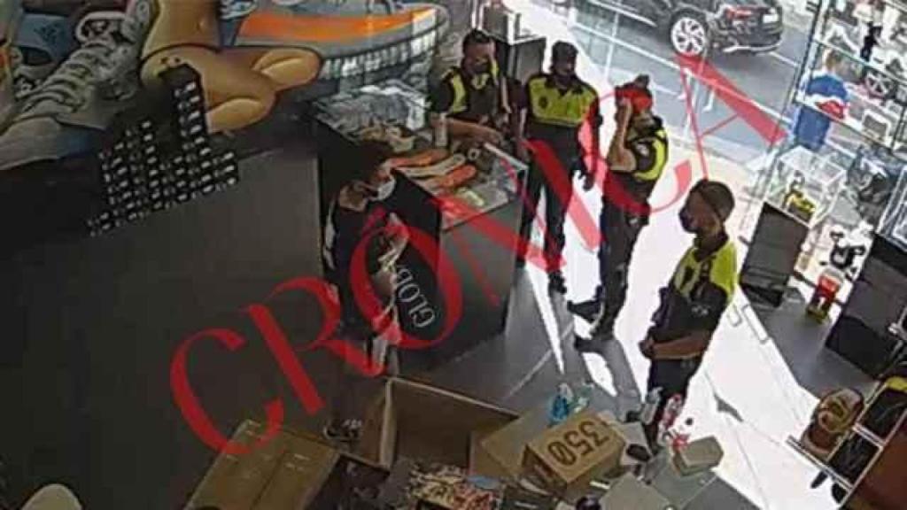 Alain, con la policía en la tienda a la que estafó en Madrid