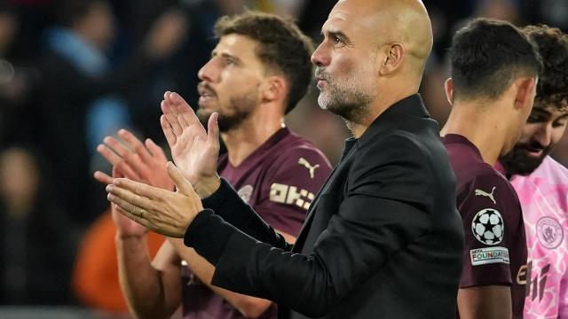 Pep Guardiola aplaude a los fans del Manchester City tras vencer al Slovan Bratislava