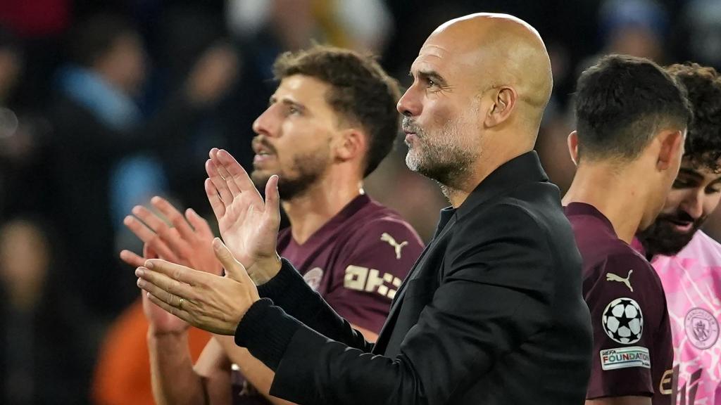 Pep Guardiola aplaude a los fans del Manchester City tras vencer al Slovan Bratislava