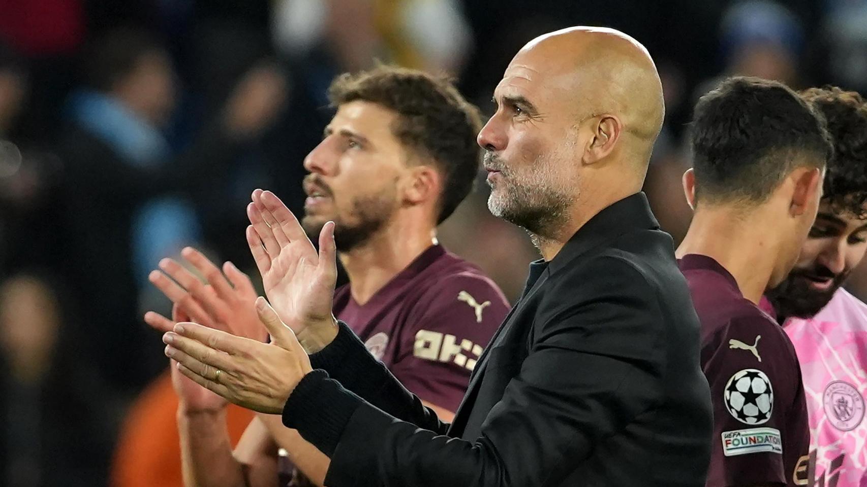 Pep Guardiola aplaude a los fans del Manchester City tras vencer al Slovan Bratislava