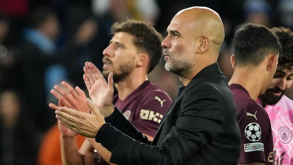 Pep Guardiola aplaude a los fans del Manchester City tras vencer al Slovan Bratislava