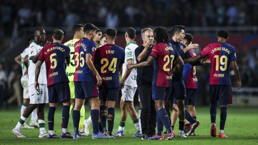 Los jugadores del Barça y Hansi Flick se felicitan después de vencer al Getafe