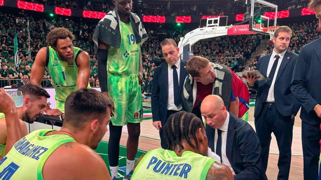 Joan Peñarroya da una charla táctica al Barça de basket