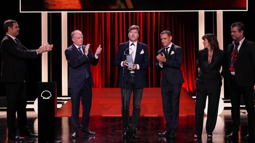 Albert Serra, con Pedro Sánchez, en la entrega de premios en San Sebastián