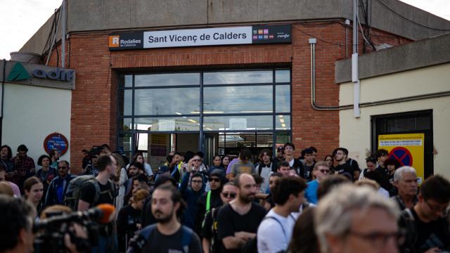 Afectados por el corte de Roda de Berà esperan uno de los buses del servicio alternativo de Renfe