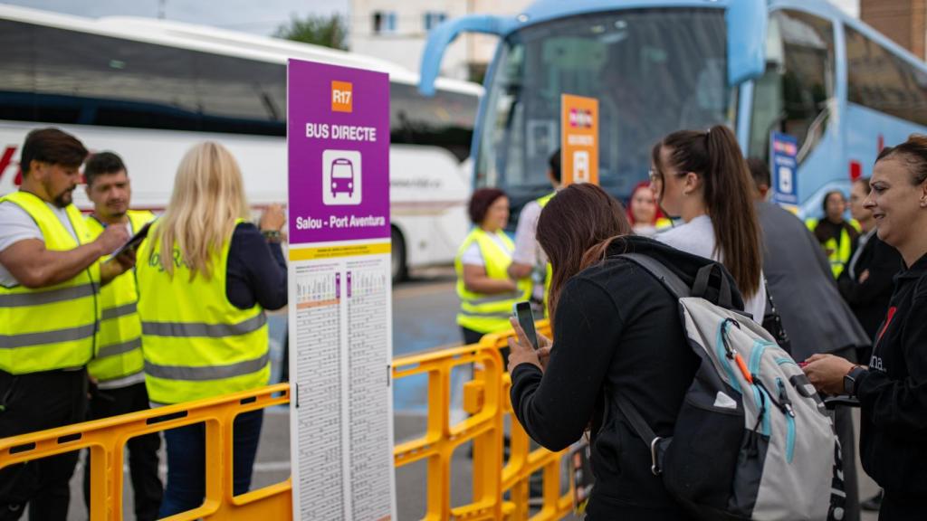 Afectados por el corte de Roda de Berà esperan uno de los buses del servicio alternativo de Renfe