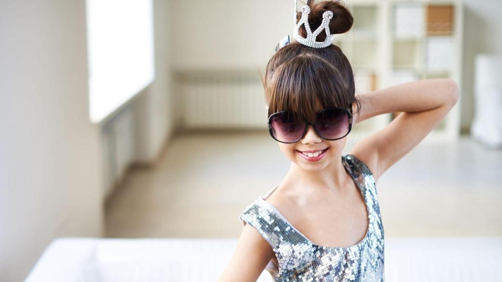 Niña con una corona