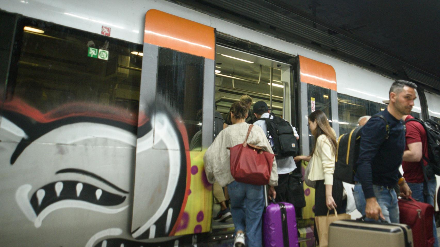 Pasajeros subiendo al tren de Renfe Rodalies en Barcelona