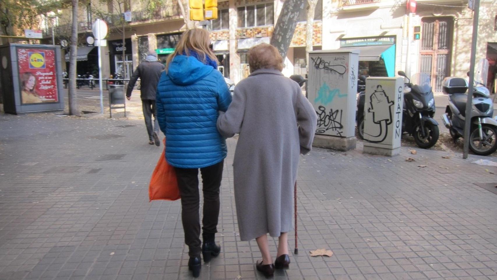 Una mujer paseando junto a su madre