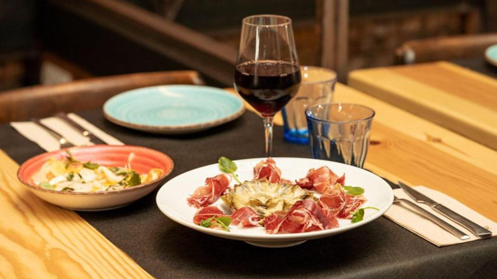 Unas tapas y una copa de vino