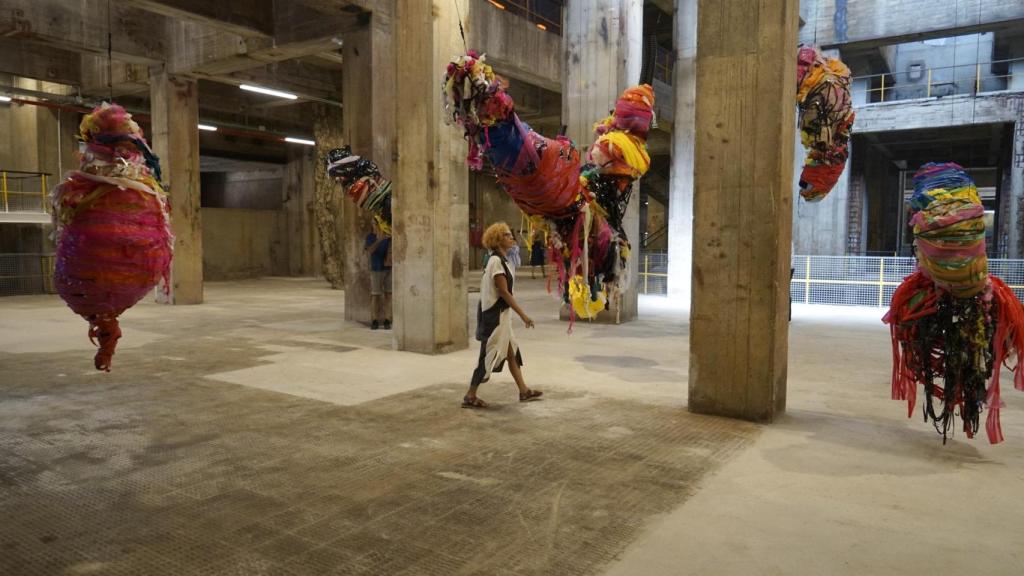 Instalación de la artista Nnena Kalu en las Tres Chimeneas © Yolanda Cardo